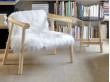 Fauteuil Altay. Naturel recouvert d'une peau blanche. 