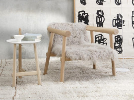 Fauteuil Altay. Naturel recouvert d'une peau blanche. 