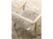 Fauteuil Altay. Naturel recouvert d'une peau blanche. 