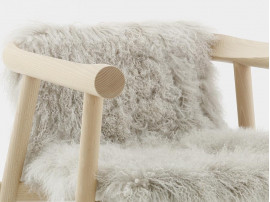 Fauteuil Altay. Naturel recouvert d'une peau blanche. 