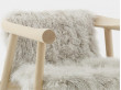 Fauteuil Altay. Naturel recouvert d'une peau blanche. 