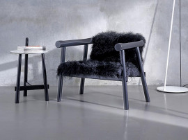 Fauteuil Altay. Noir recouvert d'une peau noire. 