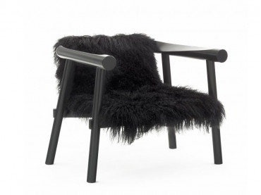 Fauteuil Altay. Noir recouvert d'une peau noire. 