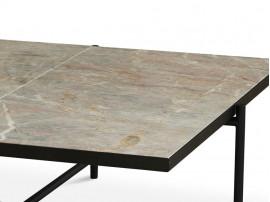 Table basse scandinave en marbre de Carrare. 90 cm. Structure noire. 