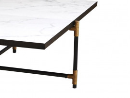 Table basse scandinave en marbre de Carrare. 90 cm. Structure noire avec détails en laiton. 