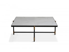 Table basse scandinave en marbre de Carrare. 90 cm. Structure noire avec détails en laiton. 