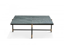 Table basse scandinave en marbre de Carrare. 90 cm. Structure noire avec détails en laiton. 