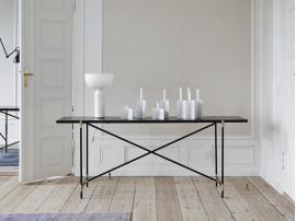 Console scandinave en marbre de Carrare. Structure noire avec détails en laiton. 