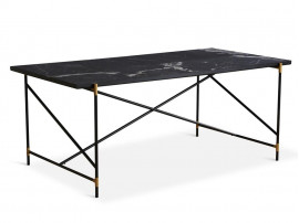 Table de repas scandinave en marbre de Carrare. 185 cm. Structure noire avec détails en laiton. 