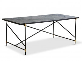 Table de repas scandinave en marbre de Carrare. 185 cm. Structure noire avec détails en laiton. 