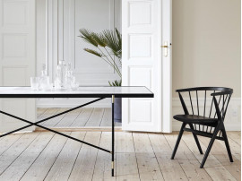 Table de repas scandinave en marbre de Carrare. 230 cm. Structure noire avec détails en laiton. 