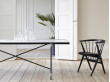 Table de repas scandinave en marbre de Carrare. 230 cm. Structure noire avec détails en laiton. 