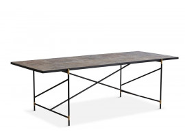 Table de repas scandinave en marbre de Carrare. 230 cm. Structure noire avec détails en laiton. 