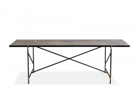 Table de repas scandinave en marbre de Carrare. 230 cm. Structure noire avec détails en laiton. 