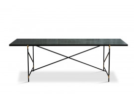 Table de repas scandinave en marbre de Carrare. 230 cm. Structure noire avec détails en laiton. 