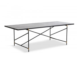 Table de repas scandinave en marbre de Carrare. 230 cm. Structure noire avec détails en laiton. 