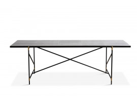 Table de repas scandinave en marbre de Carrare. 230 cm. Structure noire avec détails en laiton. 