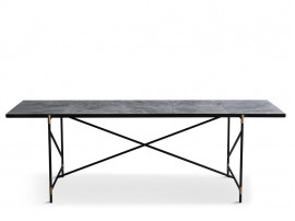 Table de repas scandinave en marbre de Carrare. 230 cm. Structure noire avec détails en laiton. 