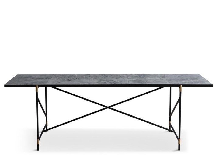 Table de repas scandinave en marbre de Carrare. 230 cm. Structure noire avec détails en laiton. 