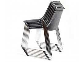 Chaise modèle Kola Stack. 