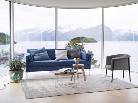 Fauteuil scandinave modèle Kavai. Piètement en métal. 