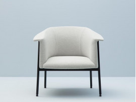 Fauteuil scandinave modèle Kavai. Piètement en métal. 