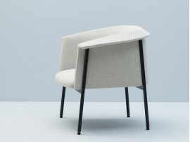 Fauteuil scandinave modèle Kavai. Piètement en métal. 