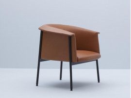 Fauteuil scandinave modèle Kavai. Piètement en métal. 