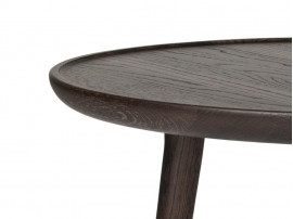 Table d'appoint scandinave modèle Accent. chêne foncé Ø 60 cm