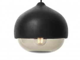 Suspension scandinave modèle Tehro. Taille M. Tilleul teinté noir et verre fumé. 