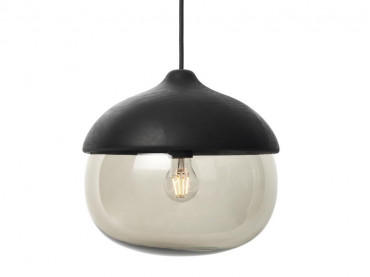 Suspension scandinave modèle Tehro. Taille L. Tilleul teinté noir et verre fumé. 