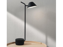 Lampe de table scandinave modèle Peek. 