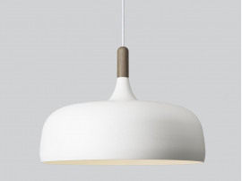 Suspension scandinave modèle Acorn. Blanc