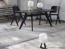 Lampe de table scandinave en opale et chêne laqué noir modèle Toad 1UP
