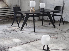 Petite lampe de table scandinave en opale et chêne laqué noir modèle Toad 