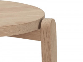 Tabouret scandinave modèle Nomad. 