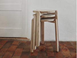 Tabouret scandinave modèle Nomad. 