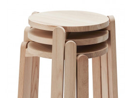 Tabouret scandinave modèle Nomad. 