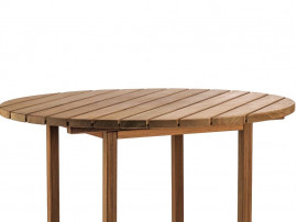 Table de repas scandinave ronde modèle Djurö. 