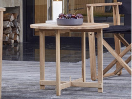 Table scandinave modèle Kryss. 