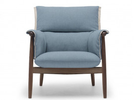 Fauteuil scandinave modèle E015 "Embrace". Edition neuve. 