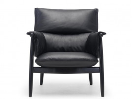 Fauteuil scandinave modèle E015 "Embrace". Edition neuve. 