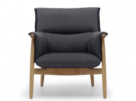 Fauteuil scandinave modèle E015 "Embrace". Edition neuve. 