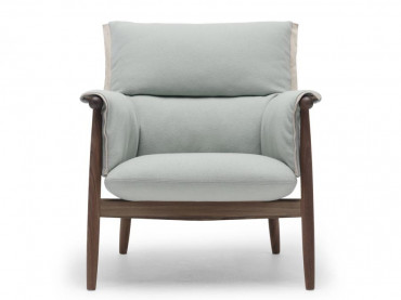 Fauteuil scandinave modèle E015 "Embrace". Edition neuve.