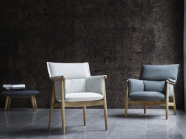 Fauteuil scandinave modèle E015 "Embrace". Edition neuve. 