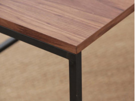 Bureau modèle  Cosmopol Large,  en noyer et acier. Sur mesure.
