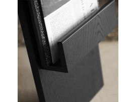 Table basse porte-revues scandinave modèle 6500 laqué noir. Edition neuve