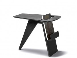 Table basse porte-revues scandinave modèle 6500 laqué noir. Edition neuve