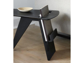 Table basse porte-revues scandinave modèle 6500 laqué noir. Edition neuve