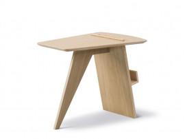 Table basse porte-revues scandinave modèle 6500 chêne naturel. Edition neuve